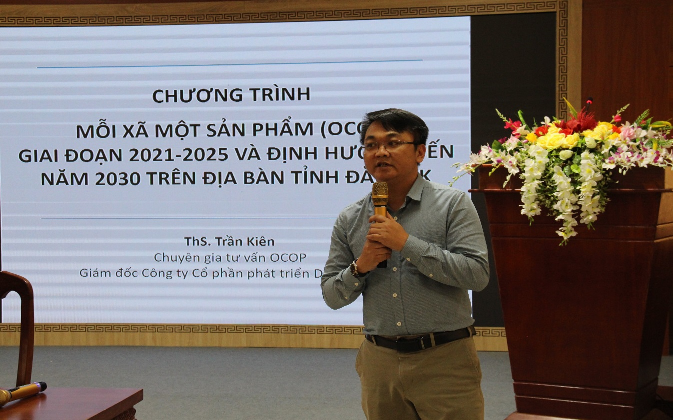 Ông Trần Kiên – Chuyên gia tư vấn OCOP trình bày nội dung của Dự thảo Đề án tại hội thảo