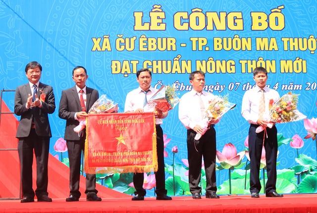 Công bố xã Cư Êbur đạt chuẩn Nông thôn mới