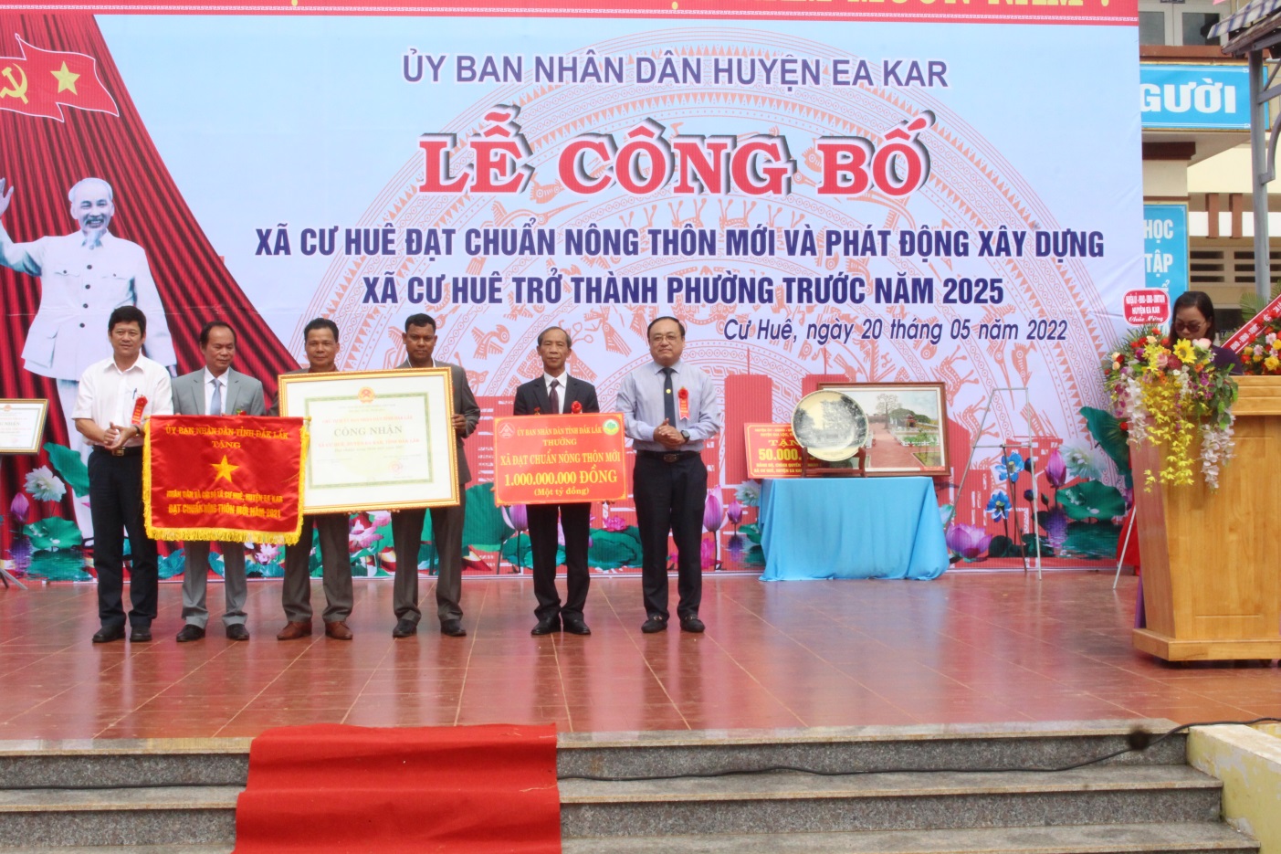 LỄ CÔNG BỐ XÃ CƯ HUÊ, HUYỆN EA KAR ĐẠT CHUẨN NÔNG THÔN MỚI
