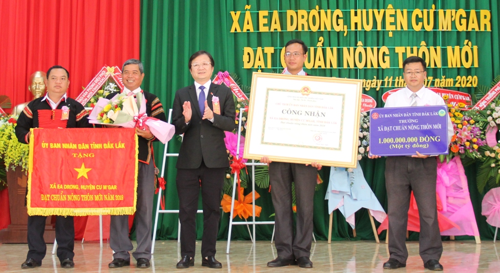 Lễ công bố xã Ea Drơng đạt chuẩn nông thôn mới