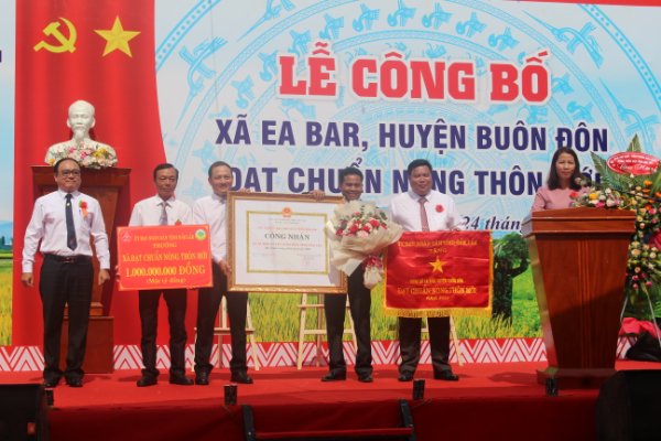 LỄ CÔNG BỐ XÃ EABAR, HUYỆN BUÔN ĐÔN ĐẠT CHUẨN NÔNG THÔN MỚI